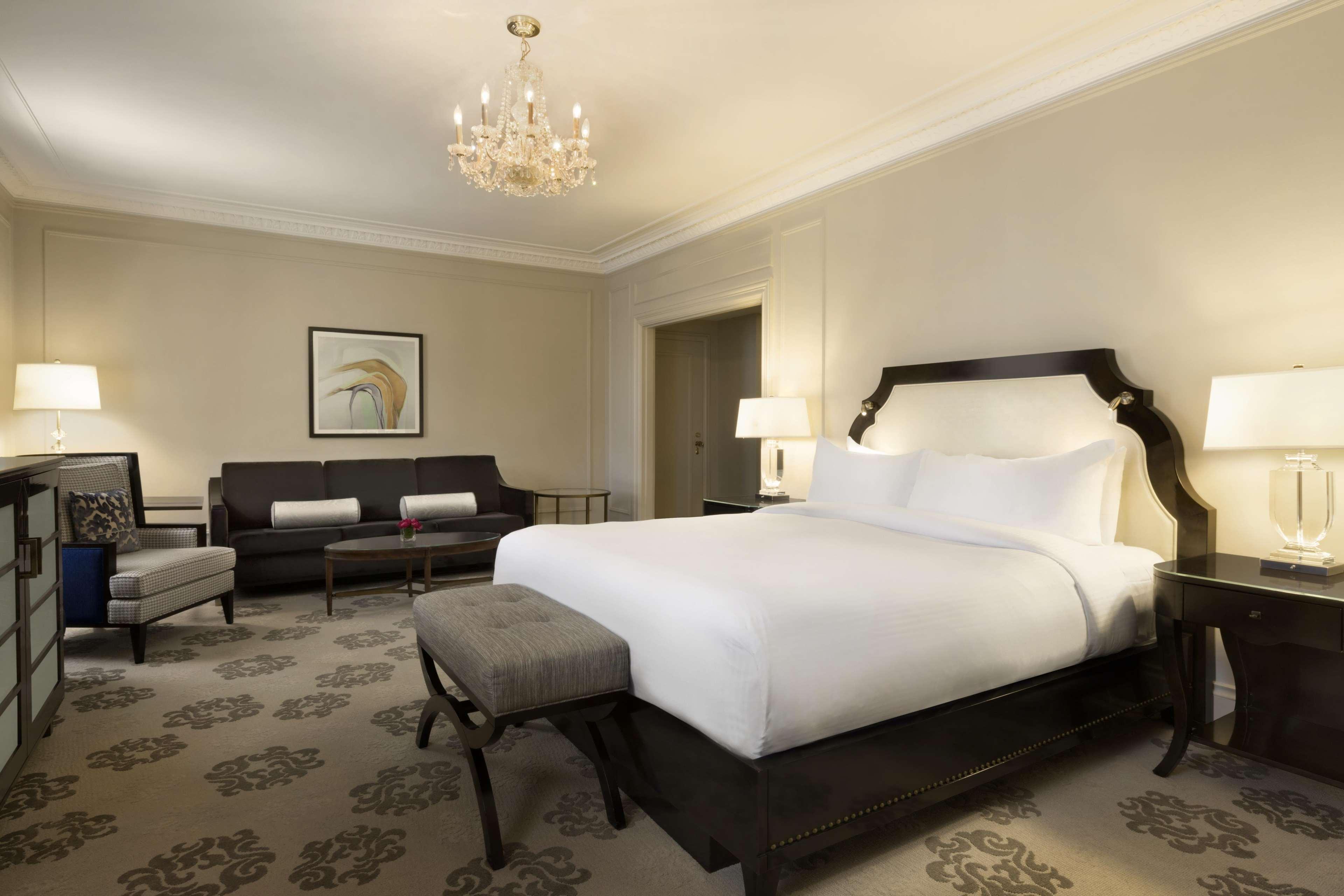 Fairmont Hotel Vancouver Exteriér fotografie A bedroom at the Waldorf Astoria New York