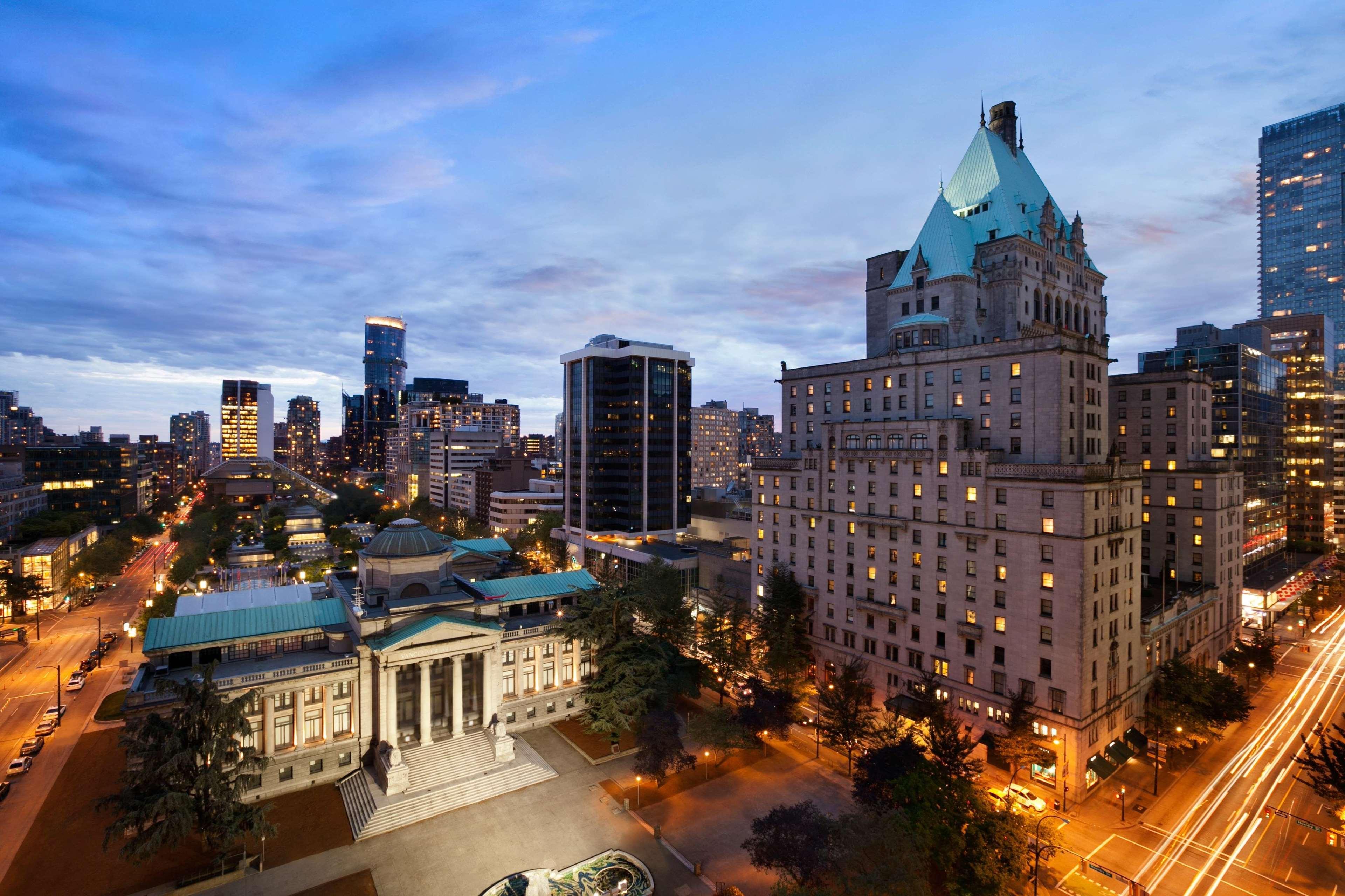 Fairmont Hotel Vancouver Exteriér fotografie The hotel at night