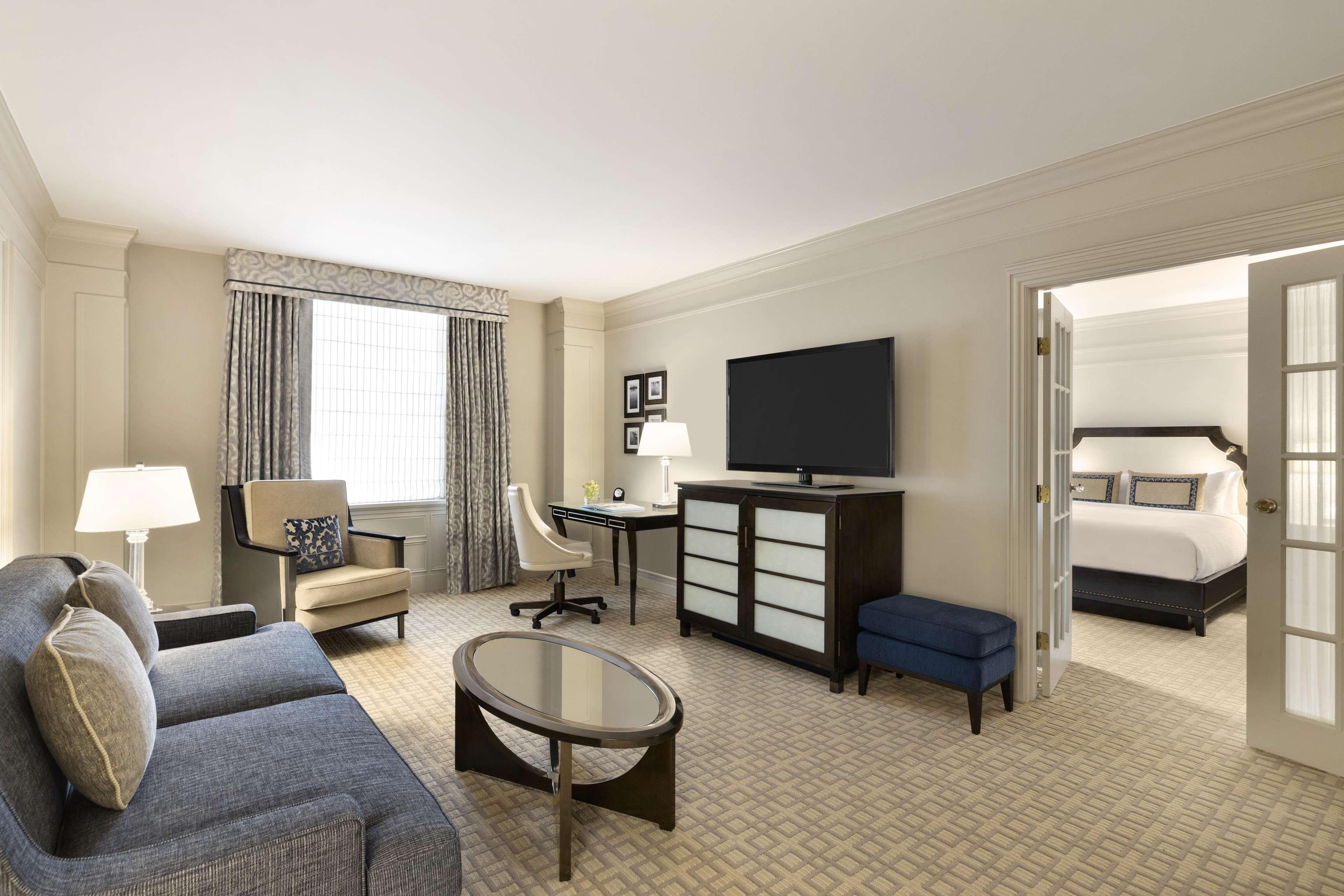 Fairmont Hotel Vancouver Exteriér fotografie A suite at the Waldorf Astoria Washington DC