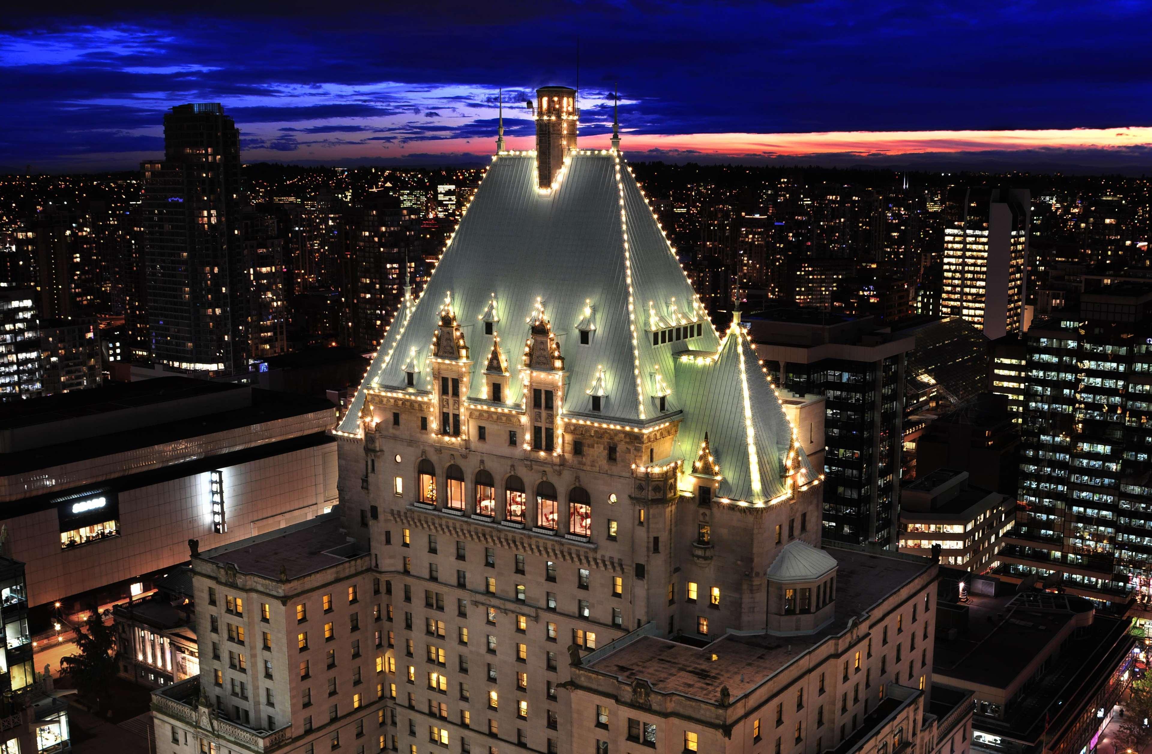 Fairmont Hotel Vancouver Exteriér fotografie The top of the CN Tower at night
